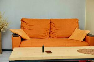 Leben Zimmer mit Orange Couch foto