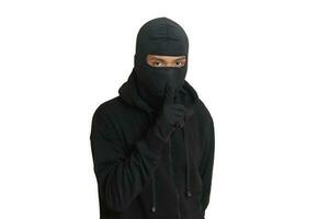 mysteriös Mann tragen schwarz Kapuzenpullover Stehen und suchen beim Kamera. isoliert Bild auf grau Hintergrund foto