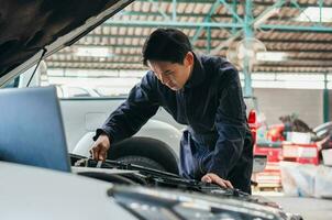 Auto Mechaniker im Reparatur Garage, Techniker Mann Arbeiten im Auto Reparatur Geschäft, Auto Reparatur und Instandhaltung Konzepte foto