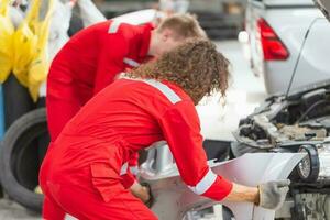 Mechanik Mannschaft im Uniform sind Arbeiten im Auto Service, Techniker Überprüfung modern Auto beim Garage, Auto Reparatur und Instandhaltung Konzepte foto