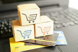 Online-Shopping, Warenkorbbox mit Kreditkarte, Import-Export, Finanzhandel. foto