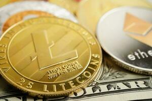 goldenes bitcoin auf us-dollar-banknoten geld für geschäft und gewerbe, digitale währung, virtuelle kryptowährung, blockchain-technologie. foto