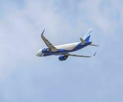 Neu Delhi, Indien, April 16 2023 - - Indigo Airbus a320 nehmen aus von indra Gandhi International Flughafen Delhi, Indigo inländisch Flugzeug fliegend im das Blau Himmel während Tag Zeit foto