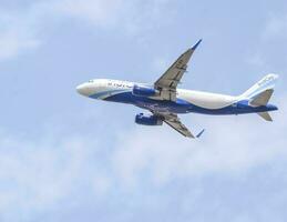 Neu Delhi, Indien, April 16 2023 - - Indigo Airbus a320 nehmen aus von indra Gandhi International Flughafen Delhi, Indigo inländisch Flugzeug fliegend im das Blau Himmel während Tag Zeit foto