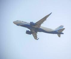 Neu Delhi, Indien, April 16 2023 - - Indigo Airbus a320 nehmen aus von indra Gandhi International Flughafen Delhi, Indigo inländisch Flugzeug fliegend im das Blau Himmel während Tag Zeit foto