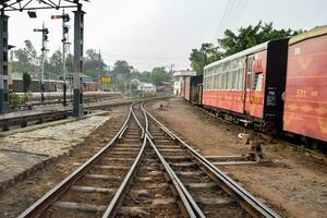 kalka, Indien, März 16 2023 - - Aussicht von Spielzeug Zug Eisenbahn Spuren von das Mitte während tagsüber in der Nähe von kalka Eisenbahn Bahnhof im Indien, Spielzeug Zug Spur Sicht, indisch Eisenbahn Kreuzung, schwer Industrie foto