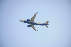 Neu Delhi, Indien, April 16 2023 - - Indigo Airbus a320 nehmen aus von indra Gandhi International Flughafen Delhi, Indigo inländisch Flugzeug fliegend im das Blau Himmel während Tag Zeit foto