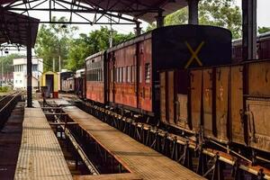 kalka, Indien, März 16 2023 - - Aussicht von Spielzeug Zug Eisenbahn Spuren von das Mitte während tagsüber in der Nähe von kalka Eisenbahn Bahnhof im Indien, Spielzeug Zug Spur Sicht, indisch Eisenbahn Kreuzung, schwer Industrie foto