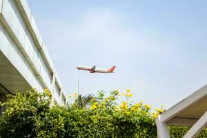 Neu Delhi, Indien, April 16 2023 - - Luft Indien Airbus a320 nehmen aus von indra Gandhi International Flughafen Delhi, Luft Indien inländisch Flugzeug fliegend im das Blau Himmel während Tag Zeit foto