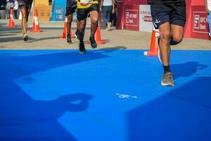 Neu Delhi, Indien - - April 16 2023 - - Vedanta Delhi Hälfte Marathon- Rennen nach covid im welche Marathon- Teilnehmer Über zu Kreuz das Fertig Linie, Delhi Hälfte Marathon- 2022 foto