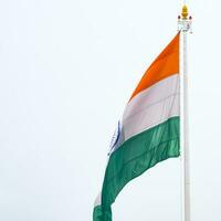 Indien-Flagge, die hoch am Connaught-Platz mit Stolz auf den blauen Himmel fliegt, Indien-Flagge flattert, indische Flagge am Unabhängigkeitstag und Tag der Republik Indien, Schuss nach oben geneigt, indische Flagge schwenkend, Har Ghar Tiranga foto