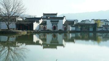 einer alt traditionell Chinesisch Dorf Aussicht mit das alt gewölbt Stein Brücke und alt hölzern Gebäude im das Süd- Landschaft von das China foto