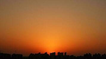 das schön Sonnenuntergang Aussicht mit das Gebäude Silhouette und Orange Farbe Himmel wie Hintergrund im das Stadt foto