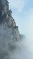 das schön Berge Aussicht umgeben durch das neblig Nebel im Winter foto