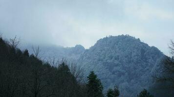 das schön gefroren Berge Aussicht bedeckt durch das Weiß Schnee und Eis im Winter foto