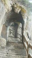 das steigen Tunnel Weg gebaut entlang das Seite von das Berge foto