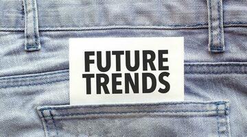 Text Zukunft Trends auf ein Weiß Papier stecken aus von Jeans Tasche. Geschäft Konzept foto