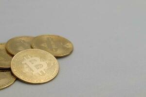 ein Stapel von Bitcoin Über grau Hintergrund. Kryptowährung Handel Konzept foto