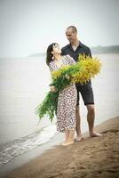 romantisch jung Paar im Liebe auf das Strand foto