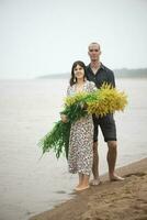 romantisch jung Paar im Liebe auf das Strand foto