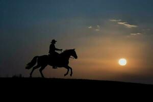 Streiter Reiten Pferd Sonnenuntergang. generieren ai foto