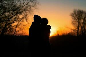 zwei Menschen umarmen im Sonnenuntergang. generieren ai foto