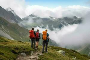 zurück Aussicht Wanderer Berge Reise. generieren ai foto