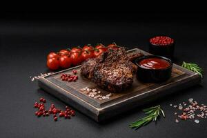 köstlich Rindfleisch oder Schweinefleisch Steak auf das Knochen gegrillt mit Gewürze und Rosmarin foto