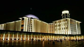 istiqlal Moschee beim Nacht foto