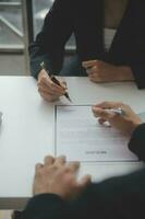 schließen oben Aussicht von Job Interview im Büro, Fokus auf fortsetzen Schreiben Tipps, Arbeitgeber Überprüfung gut Lebenslauf von bereit erfahren Antragsteller, Werber in Anbetracht Anwendung, Std Manager Herstellung Einstellung Entscheidung foto