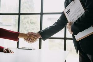 schließen oben Aussicht von Job Interview im Büro, Fokus auf fortsetzen Schreiben Tipps, Arbeitgeber Überprüfung gut Lebenslauf von bereit erfahren Antragsteller, Werber in Anbetracht Anwendung, Std Manager Herstellung Einstellung Entscheidung foto