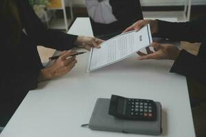 schließen oben Aussicht von Job Interview im Büro, Fokus auf fortsetzen Schreiben Tipps, Arbeitgeber Überprüfung gut Lebenslauf von bereit erfahren Antragsteller, Werber in Anbetracht Anwendung, Std Manager Herstellung Einstellung Entscheidung foto