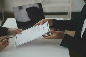 schließen oben Aussicht von Job Interview im Büro, Fokus auf fortsetzen Schreiben Tipps, Arbeitgeber Überprüfung gut Lebenslauf von bereit erfahren Antragsteller, Werber in Anbetracht Anwendung, Std Manager Herstellung Einstellung Entscheidung foto