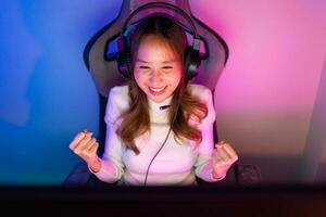 asiatisch Spieler spielen online Video Spiel gewinnen aufgeregt auf pc mit Beleuchtung Wirkung, Übertragung Streaming Leben beim heim. Spieler und E-Sport online Spielen Technologie Meisterschaft Turnier Spieler Konzept. foto