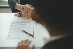 schließen oben Aussicht von Job Interview im Büro, Fokus auf fortsetzen Schreiben Tipps, Arbeitgeber Überprüfung gut Lebenslauf von bereit erfahren Antragsteller, Werber in Anbetracht Anwendung, Std Manager Herstellung Einstellung Entscheidung foto