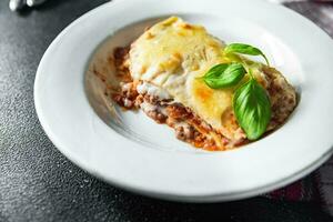 Lasagne Gericht Bechamel Soße, gehackt Fleisch, gerieben Käse Mahlzeit Essen Snack auf das Tabelle Kopieren Raum Essen Hintergrund rustikal oben Aussicht foto