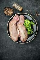 roh Zunge Schweinefleisch Fleisch gesund Mahlzeit Essen Snack auf das Tabelle Kopieren Raum Essen Hintergrund rustikal oben Aussicht Keto oder Paläo Diät foto