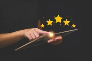 Kunde drücken Befriedigung mit Gold fünf Star Bewertung Feedback Symbol und Drücken Sie Niveau Ausgezeichnet Rang zum geben Beste Ergebnis Punkt zu Rezension das Bedienung , Erfahrung Erfolg Geschäft Bewertung Konzept. foto