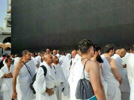 Mekka, Saudi Arabien, April 2023 - - Pilger von alle Über das Welt sind Geschenk im das Hof von Masjid al-haram zum tawaf. foto