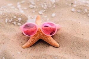 Meer Rosa Star mit Brille auf senden Sommer- Strand generativ ai foto