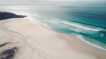 Blau Wasser mit leeren Meer wild Strand, Gezeiten langweilen Antenne generativ ai foto