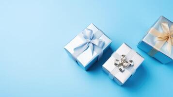 Blau Hintergrund mit Silber Geschenk Boxen. Illustration ai generativ foto