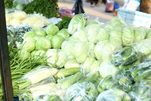 viele Art von Gemüse im Lebensmittel Geschäft im Thailand lokal Markt foto