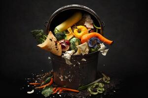 verfault Gemüse sind geworfen im das Müll. Essen Abfall und Essen Verlust bekommen loswerden von Essen Abfall beim Zuhause auf ein dunkel Hintergrund. ai generativ foto