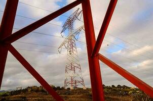 ein Feld mit elektrisch Stangen foto