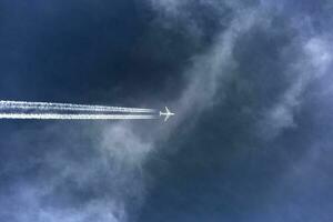das Flugzeug ist fliegend durch das Himmel foto
