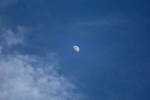 Mond auf ein Blau Himmel Hintergrund foto