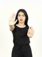 Stoppen Sie die Ablehnung Handgeste der schönen asiatischen Frau isoliert auf weißem Hintergrund foto