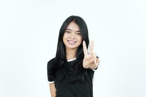 zeigt Peace-Zeichen oder Finger-V-Zeichen der schönen asiatischen Frau isoliert auf weißem Hintergrund foto