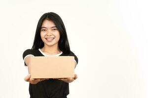 Holding-Paketkasten oder Karton der schönen asiatischen Frau lokalisiert auf weißem Hintergrund foto